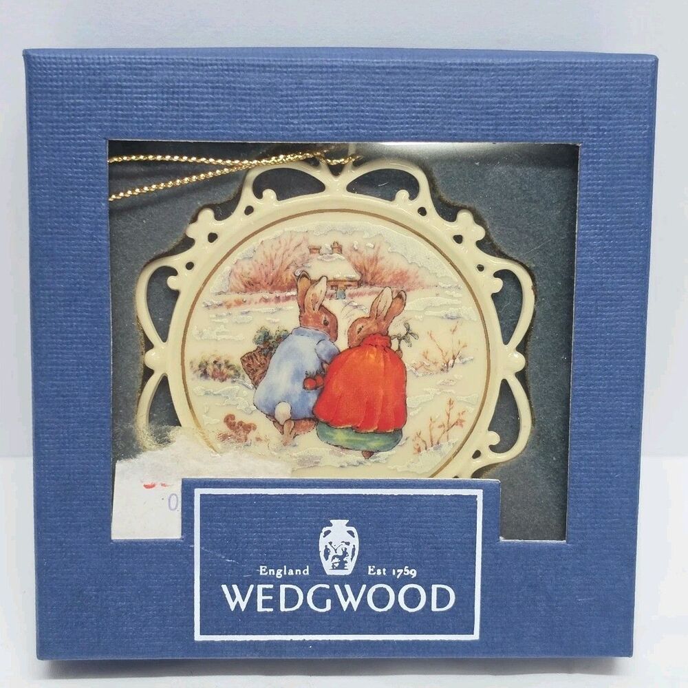 WEDGWOOD ENGLAND WHITE JASPER PETER RABBIT CHRISTMAS 1996 ORNAMENT IN BOX